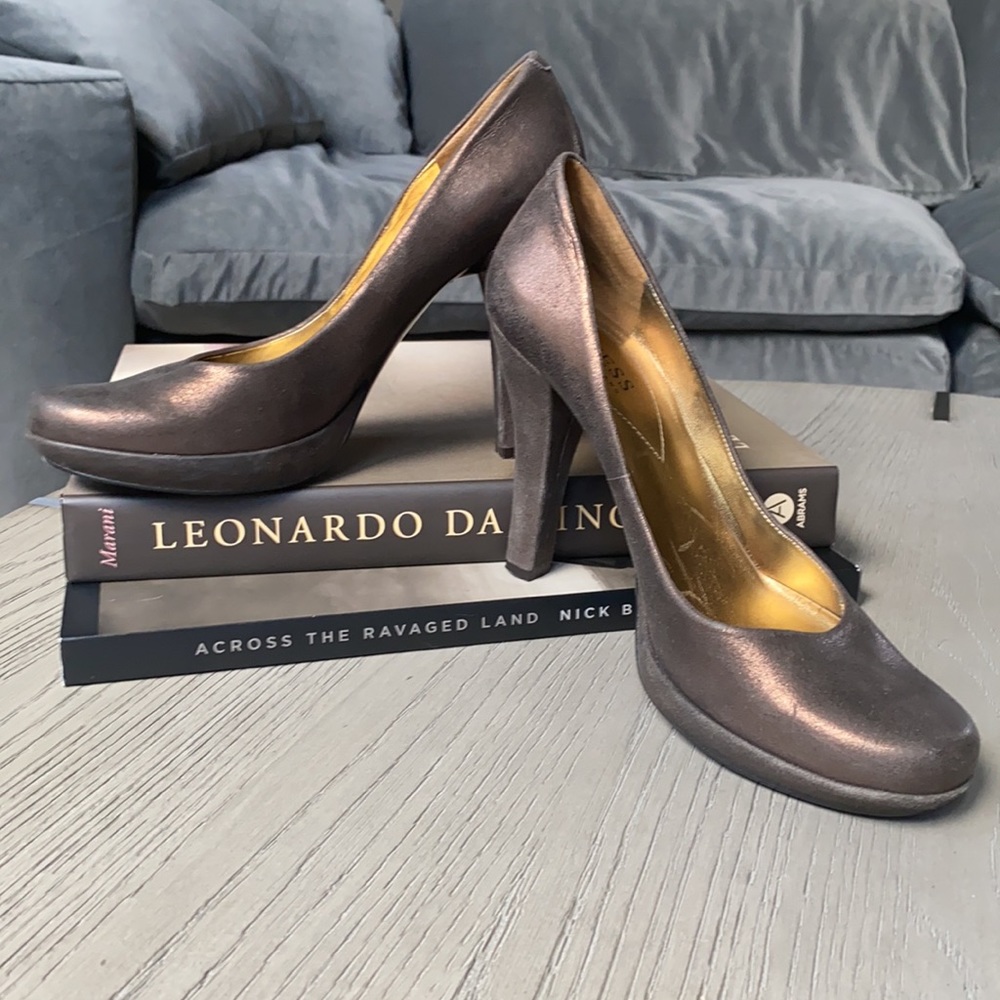 Pumps in a soft metallic bronze suede leather